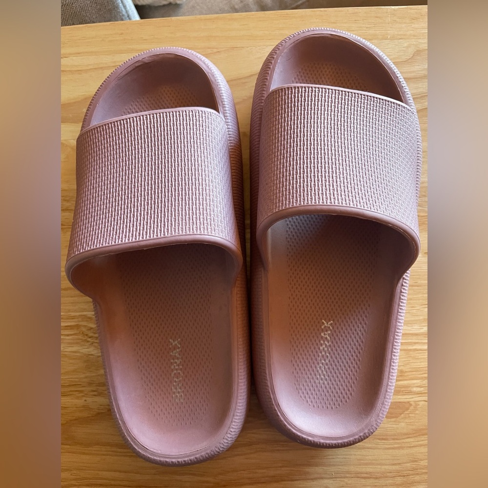 Pillow women’s slides/slippers